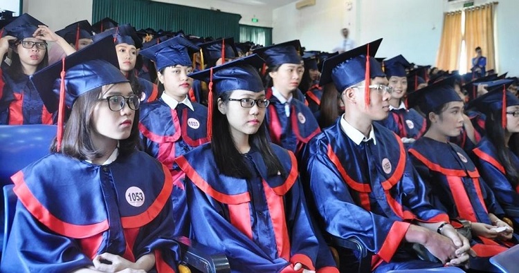 sinh viên sư phạm trong lễ tốt nghiệp